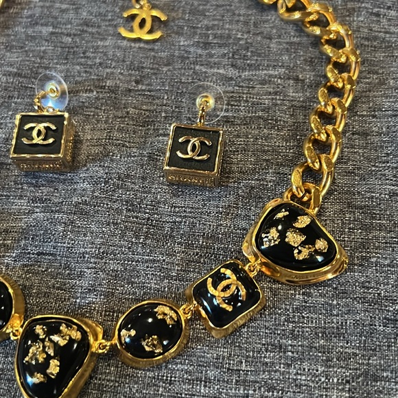 CHANEL EARRINGS Blk & Gold - Picture 5 of 6